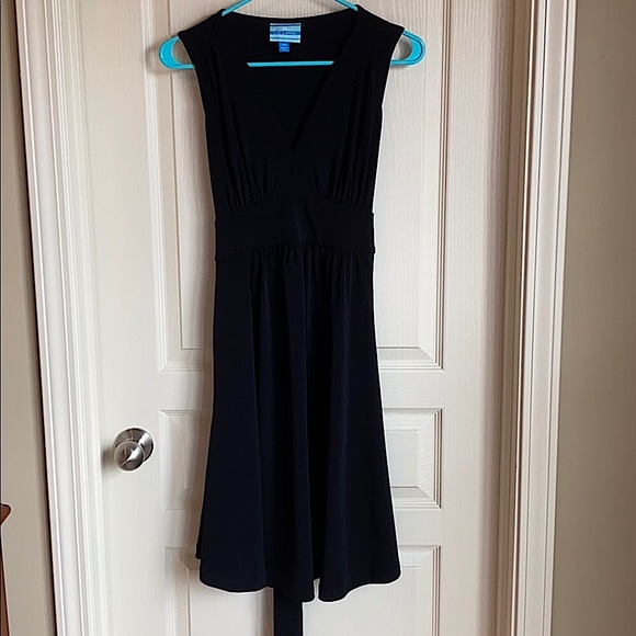 🎉HP🎉 Sleeveless Black Maternity Dress - Picture 2 of 7